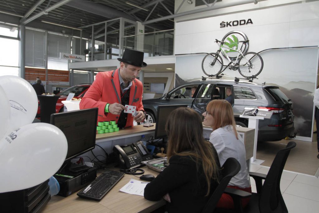 Dziecko rysujące samochód na evencie motoryzacyjnym